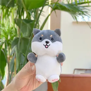 Detail van een Shiba Inu pluche hanger met roze pootjes en zachte grijs-witte vacht