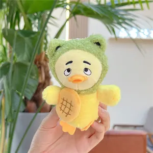 Nahaufnahme von Enten-Plüschanhänger mit grünem Frosch-Hoodie und Keks-Verzierung