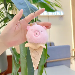 Detalle del peluche Capybara helado con pelaje rosa y una base de cono texturizada