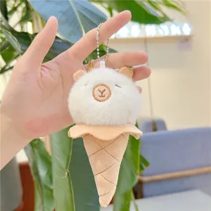 Detalle del llavero de carpincho de peluche con forma de helado y piel blanca esponjosa