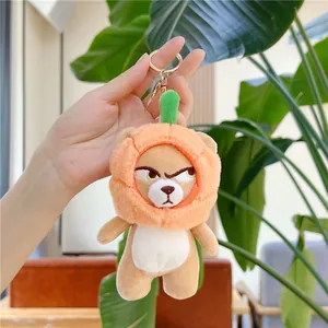 Dettaglio portachiavi orsetto di peluche con cappello a zucca e chiusura dorata