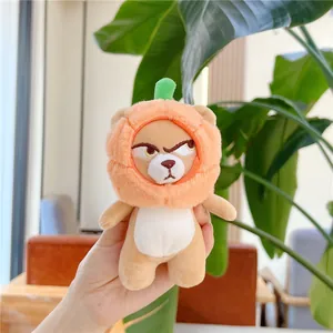 Dettaglio portachiavi orsetto di peluche con cappello zucca ed espressione buffa e decisa