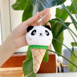 Detail van een pluchen panda ijsje sleutelhanger met zacht bont en zilveren metalen ring