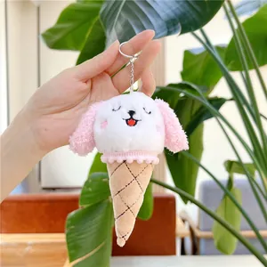 Macro-opname van schattige pluche puppy ijsje hanger met roze oren en zilveren ketting