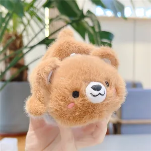 Detailopname van een zachte rode panda pluche hanger vastgehouden in een warme setting