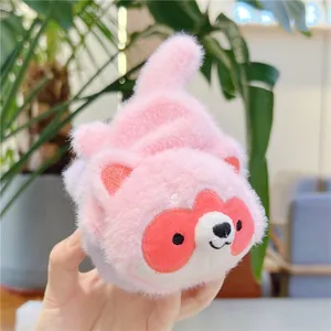Detail van een roze panda pluche sleutelhanger met zachte vacht en borduursels