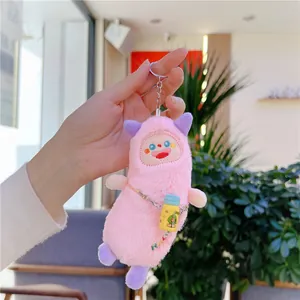 Roze pluche monster sleutelhanger met paarse oren en een gele waterfles decoratie
