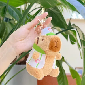 Llavero Capibara de peluche con traje de béisbol, gorra verde y anillo de metal dorado