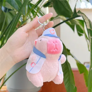Llavero capibara de peluche rosa con traje de béisbol para colgar en mochila