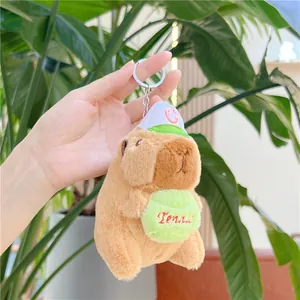 Detalle del llavero de carpincho de peluche con gorra de tenis y mini pelota de tenis