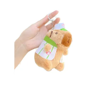 Llavero de peluche Capibara con uniforme de béisbol blanco y visera a juego
