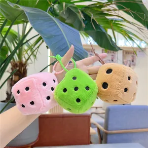 Trois pendentifs dés en peluche colorés en rose, vert et kaki avec chaînes à billes