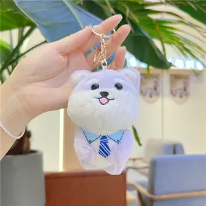Porte-clés chien Shiba Inu en peluche violette avec petite cravate rayée et attache