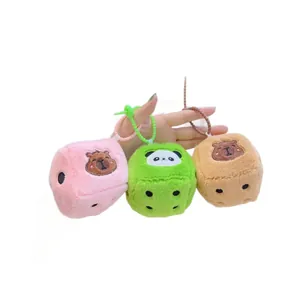 Trois pendentifs dés capybara en peluche rose, vert et marron avec broderie animale