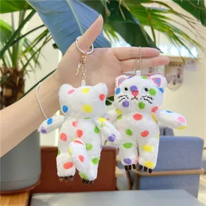Dettaglio di ciondolo gatto in peluche a pois colorati con portachiavi in argento