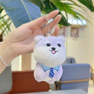 Vue détaillée du porte-clés Shiba Inu en peluche violette avec petite cravate bleue