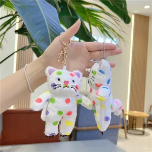 Dettaglio portachiavi a gatto in peluche con pois colorati e moschettone dorato