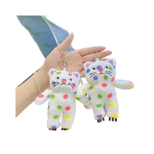 Simpatico portachiavi a forma di gatto in peluche bianco con pois colorati e ricami