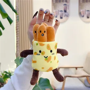 Primo piano di un portachiavi in peluche a forma di patatine con ricamo e clip in metallo