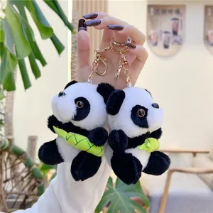 Zachte panda pluche sleutelhanger met bamboe en gouden sluiting in een gezellige sfeer