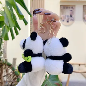 Detail van de pluche panda sleutelhangers met zacht bont en gouden metalen ringetjes
