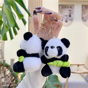 Schattige panda pluche sleutelhanger met bamboescheut en gouden metalen ring met sluiting