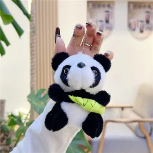 Detail van een pluche panda-sleutelhanger met bamboescheut en zilveren kogelketting