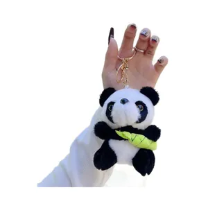 Mini panda pluche sleutelhanger met groene bamboe en gouden metalen karabijnhaak