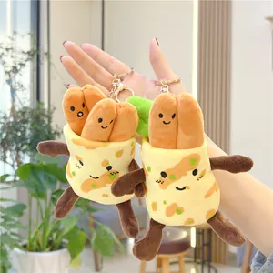 Dettaglio di simpatici ciondoli in peluche a forma di crepe con portachiavi dorati