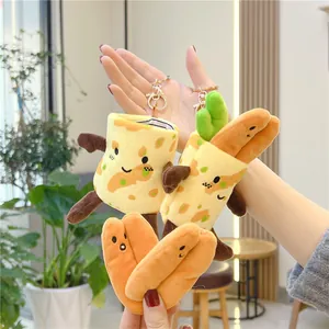 Dettaglio del portachiavi in peluche con simpatici personaggi di cibo e chiusura in metallo