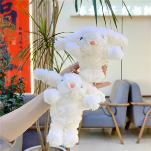 Detail van witte pluche konijn sleutelhanger met krullend bont en een gouden sluiting
