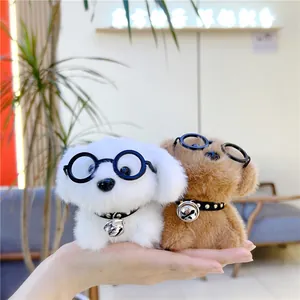 Schattige pluche honden sleutelhangers met bril en bel in wit en bruin