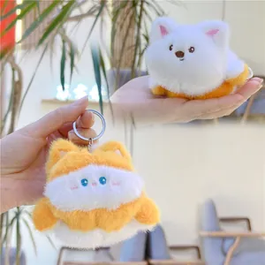 Détail d'un porte-clés en peluche montrant la fourrure synthétique et les broderies