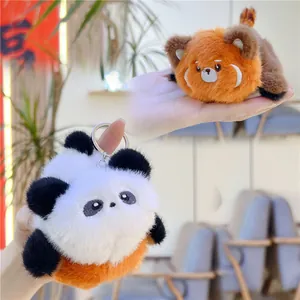 Gros plan de porte-clés en peluche panda et panda roux avec anneaux métalliques