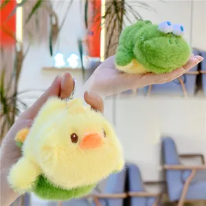 Détails du porte-clés peluche réversible montrant le poussin jaune et la texture grenouille