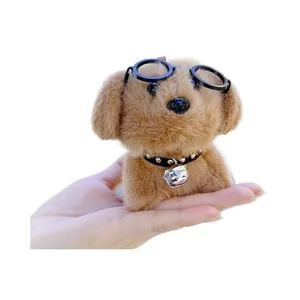 Schattige bruine pluche hond sleutelhanger met bril en zilveren bel in de hand