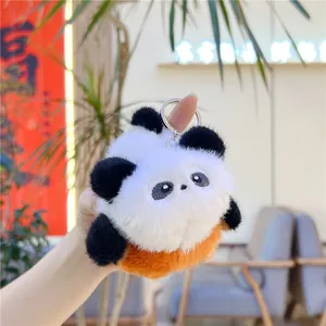 Détail d'un porte-clés panda en peluche avec fourrure douce et anneau métallique