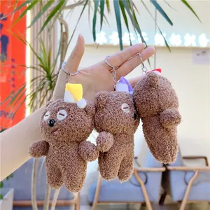 Drei süße Teddybär Plüschanhänger mit bunten Hüten und silbernen Metall-Schlüsselanhängern