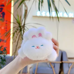 Gros plan d'un porte-clés lapin en peluche blanche douce avec de jolies broderies fines