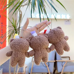 Nahaufnahme weicher Teddybär-Anhänger mit bunten Hüten und Metall-Schlüsselanhängern