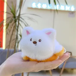 Détail du porte-clés animal en peluche réversible blanc et orange avec anneau en métal