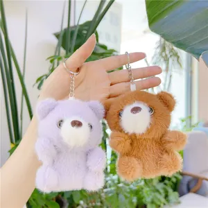 Primer plano de llaveros de ositos de peluche en lavanda y marrón con textura suave