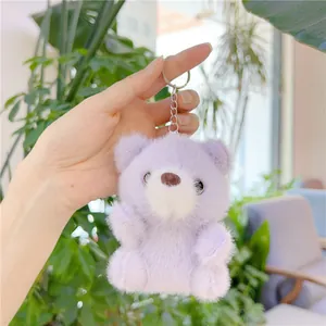 Detalle de llavero de osito de peluche morado claro con pelaje suave y aro de metal