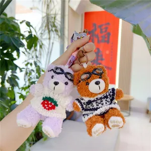 Süße Teddybär Plüschanhänger mit Pullovern und Brillen, lila und braune Dekofiguren