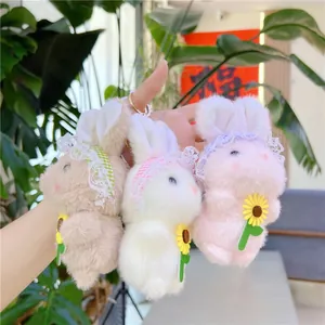 Drie pluchen konijnenhangers in roze, bruin en wit met zonnebloemen en kantdecoratie