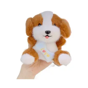 Llavero de peluche de perrito marrón y blanco con hueso azul bordado de amor