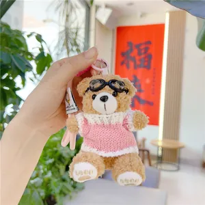Nahaufnahme eines Teddybär-Anhängers mit pinkem Strickpullover und süßer Schwimmbrille