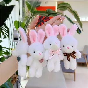 Lot de quatre porte-clés lapins en peluche blanche avec oreilles roses et fermoir doré