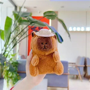 Dettaglio di un peluche capibara con cappello di paglia e consistenza morbida