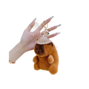 Portachiavi in peluche Capybara con cappello di paglia e moschettone in metallo dorato